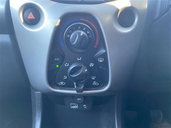 Toyota Aygo 1.0 VVT- x play Toyota Aygo 1.0 VVT- x play